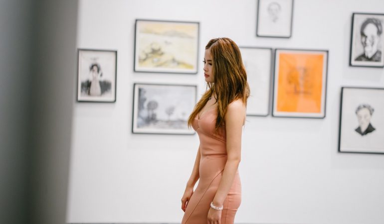 Frau in Galerie, Internationale Kunst